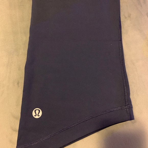 ***RARE** Lululemon crops Blue NWOT - Picture 4 of 4